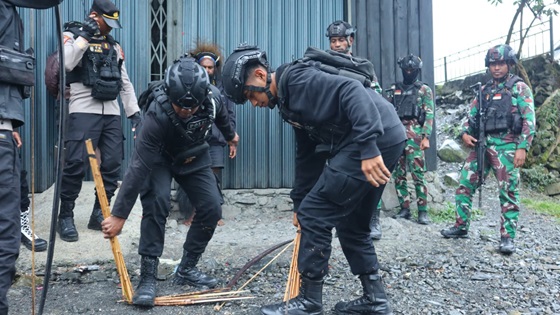 Jelang Sidang Sengketa Pilkada, Aparat Gabungan Gelar Patroli di Kabupaten Puncak Jaya