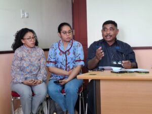 Direktur PKBI Papua Ais Raiwaru didampingi dua stafnya saat memberikan keterangan pers