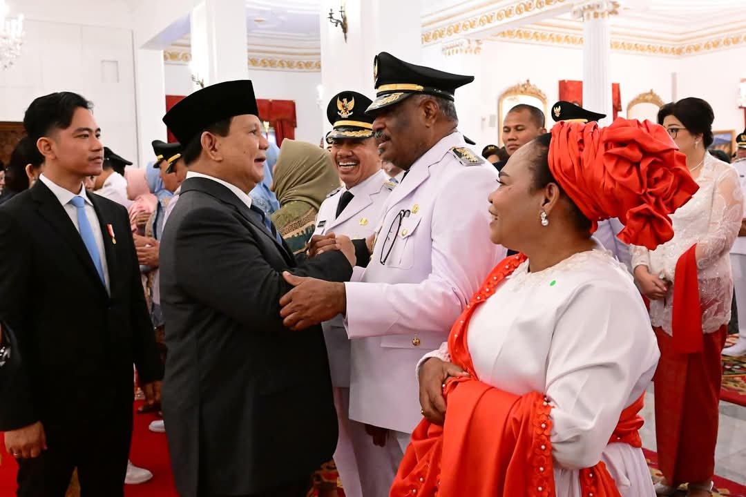 Berjabat Tangan Dengan Presiden Prabowo, Walikota Jayapura Bisikkan Hal Ini