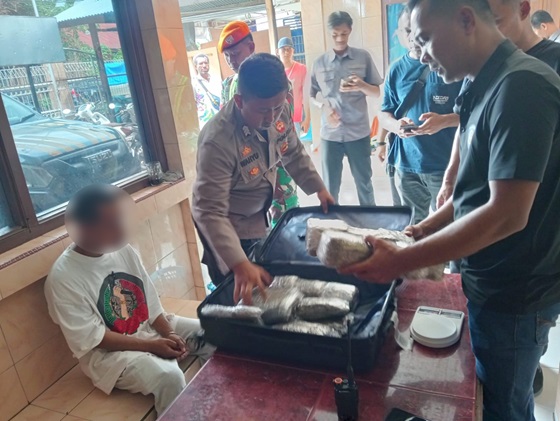 Polres Jayapura Amankan Calon Penumpang Bawa 108 Paket Narkotika