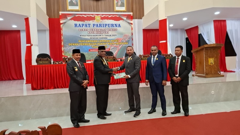 Perdana Pasangan Walikota Jayapura Hadiri Rapat Paripurna di DPRD