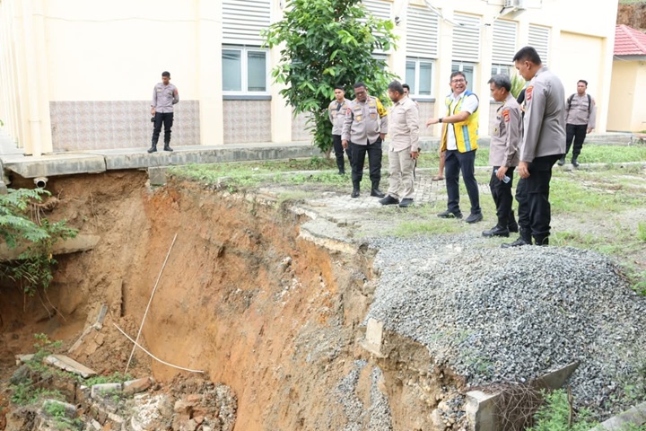Kapolda Papua Cek Lokasi Longsor di RS Bhayangkara Kotaraja