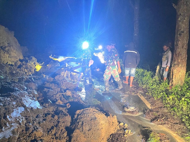 TNI Bersama Warga Bersihkan Longsor di Ruas Jalan Tiom – Wamena