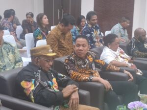 Kepala BPK RI Perwakilan Papua Tengah Subagyo dan Bupati Puncak Elvis Tabuni berbincang santai di acara penyerahan LHP