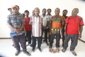 Para Petugas medis dan relawan yang turun melakukan pengobatan di dua distrik