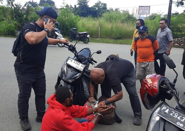 Kejar – Kejaran Tim Opsnal Narkoba Bekuk Pembawa Ganja 7,4 Kg