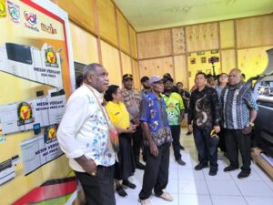 Walikota Jayapura Abisai Rollo saat meninjau tempat printing di SMKN 7 Muara Tami