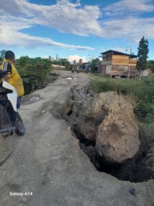 Akses jalan yang rusak di Distrik Yapsi Kabupaten Jayapura tak bisa dilewati kendaraan roda empat