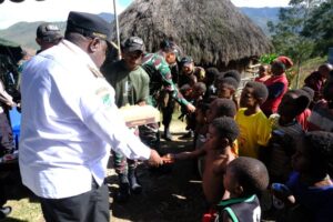 Bupati Lanny Jaya, Aletinus Yigibalom bertemu dengan anak anak di Kota Tiom