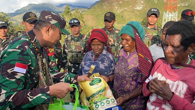 TNI Bangun Akses Air Bersih dan MCK di Lanny Jaya,  Kata Danrem kedatangannya ke Lanny Jaya dalam kapasitasnya sebagai Dankolakops, tidak hanya untuk meninjau langsung kondisi Satgas Pamtas Yonif 614/RJP, tetapi jugaa untuk melihat apa yang telah dan sedang dikerjakan oleh Satgas, termasuk peran Kodim 1713/Lanny Jaya dan seluruh jajarannya di wilayah tersebut.