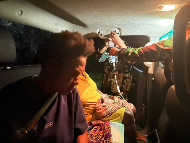 Satgas Yonif 512/QY Tempuh 5 Jam Evakuasi Ibu Melahirkan.