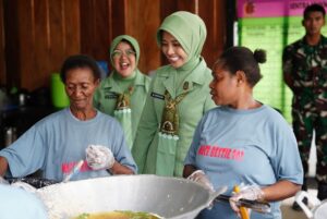 Ketua Persit KCK Kodam XVII Cenderawasih Agustin Rudi Puruwito melihat langsung Para Mama Bestie memasak