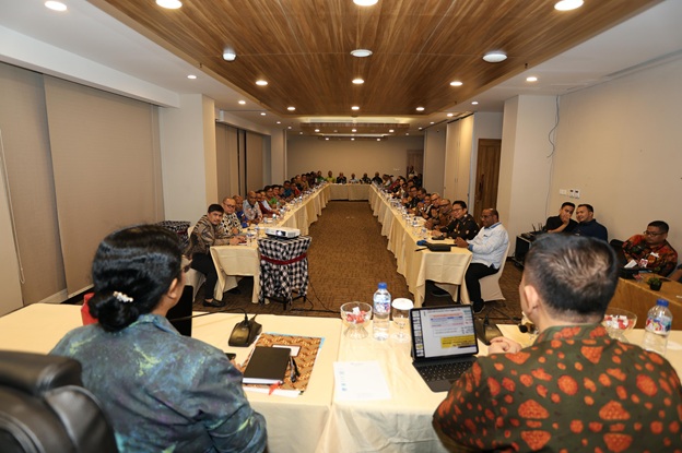 Tancap Gas Pj Gubernur Papua Pimpin Rapat Sampai Larut Malam