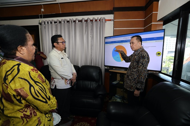 Pesan Pj Gubernur Papua Saat Tinjau Kantor Bapenda