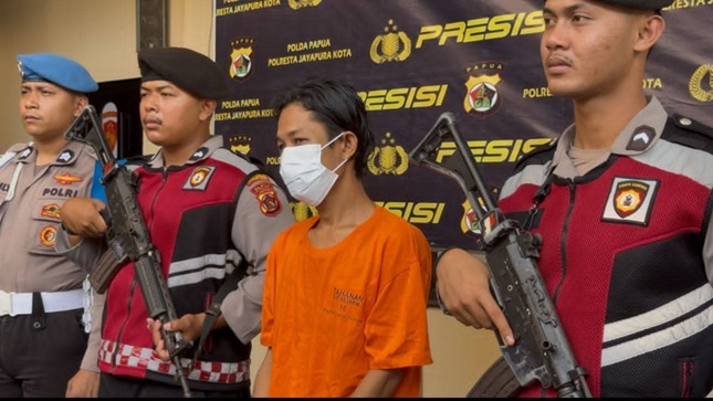 Motifnya Sakit Hati, Penyebab Amril Sidik Dibunuh Dua Karyawannya  Dalam tempo 24 jam dua Pelaku yang merupakan pasangan suami isteri dibekuk di Pelabuhan Jayapura pada Jumat (4/7/2025) berinisial AS (39) dan LT (29) istrinya yang merupakan karyawan dari usaha laundry milik korban.