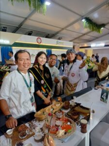 Founder Ruma Kombucha Dian Lestari berfoto bersama tiga UMKM peserta dari Papua di ajang ISEF 2025