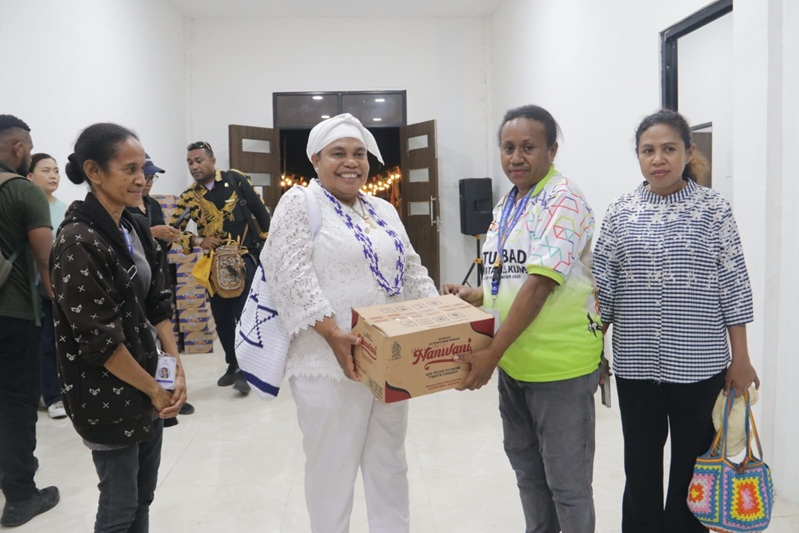 Ketua MRP Serahkan Tali Asih Pada Perayaan 1 Abad Injil Masuk di Tanah Papua