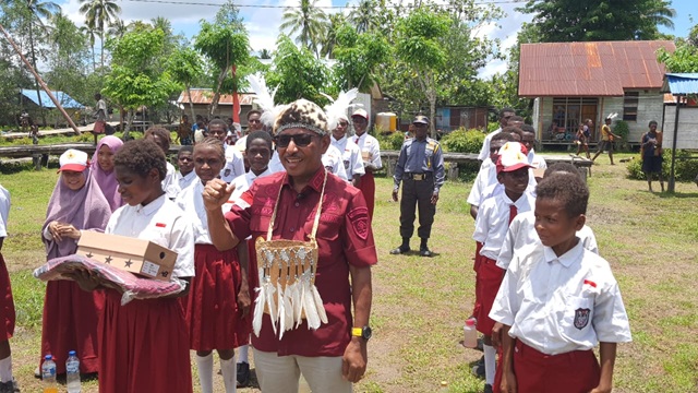Sepatu Impian Dari Pak Menteri, Ubah Semangat Belajar Anak-Anak Kampung Isyaman