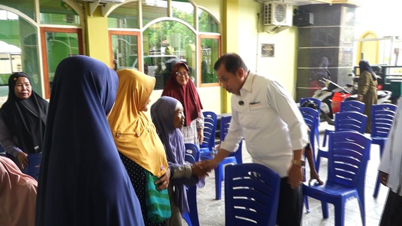 Sisihkan Gaji, H Rustan Saru Salurkan Bantuan Bagi Lansia dan Anak Yatim