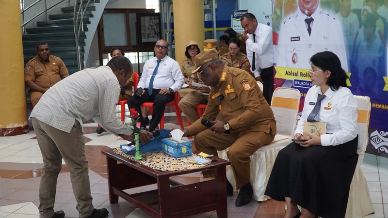 Beragam Persoalan Warga Kota Jayapura Terungkap di Torang Tanya Walikota Jawab