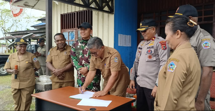 Pemusnahan Barang Kedaluwarsa Dipimpin Asisten II Setda Yahukimo Bersama Forkopimda