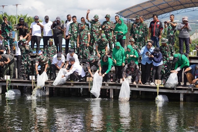 Menebar Kebaikan di Danau Sentani, Korem 172/PWY Rayakan HUT Dengan Aksi Sosial