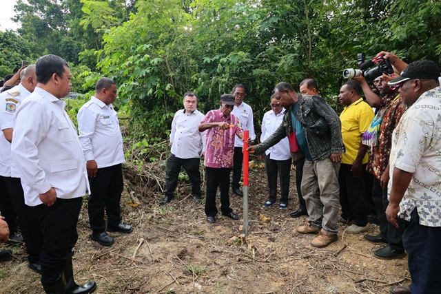 Percepat Sertipikasi Tanah Ulayat di Papua, Menteri Nusron Saksikan Pemasangan Patok Skouw Yambe