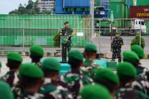Pangdam Cenderawasih Mayjen TNI Amrin Ibrahim saat memberikan arahan kepada 3 Yonif TF. (foto : Pendam Cenderawasih)