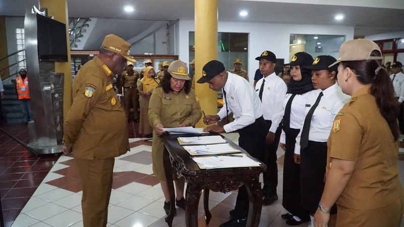 Serahkan SK PPPK, Walikota Jayapura Beri Pesan Khusus