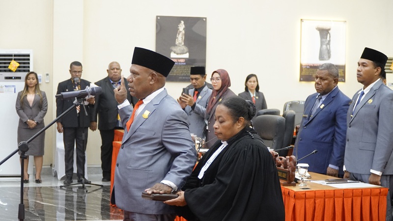 Ferdinand Hanuebi Dilantik Sebagai Wakil Ketua III DPRK Jayapura