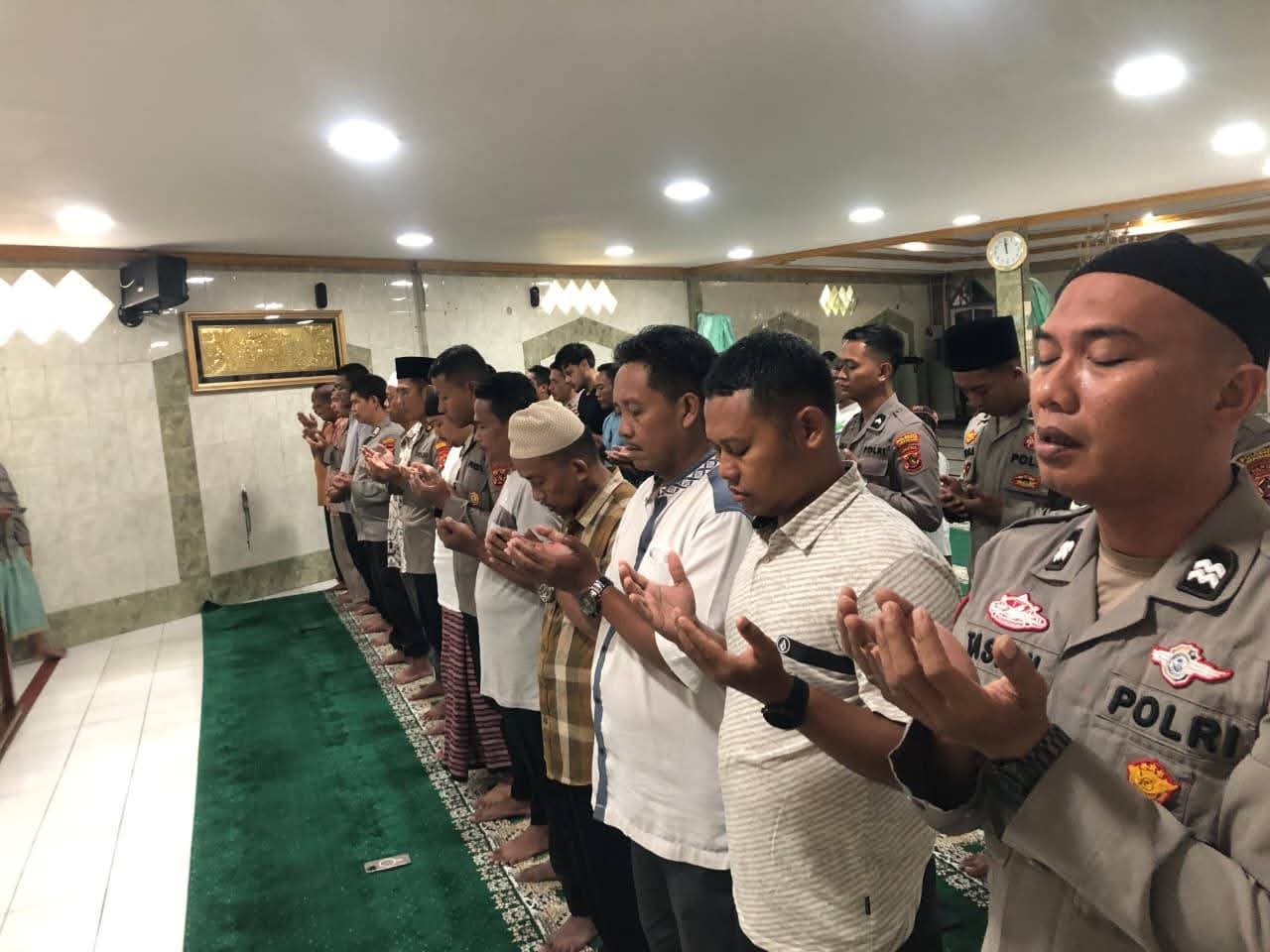 Personel Polresta Jayapura Gelar Sholat Ghaib Untuk Korban Bencana Alam di Sumatera
