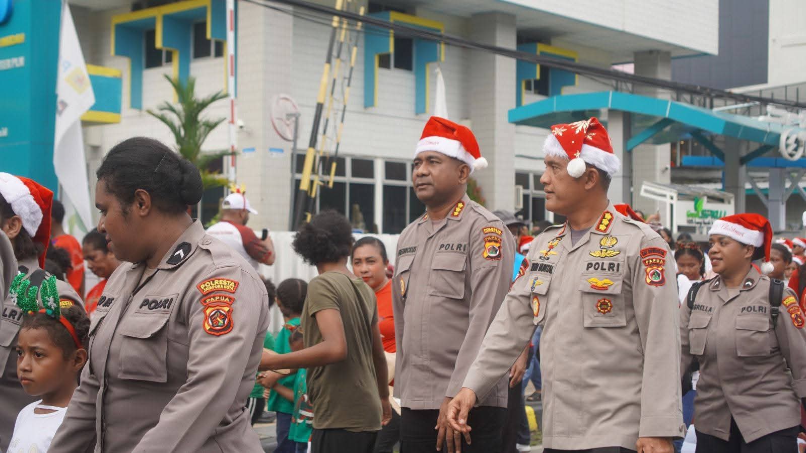 Kapolresta Bersama Warga Kota Jayapura Meriahkan Gerbang Natal 2025