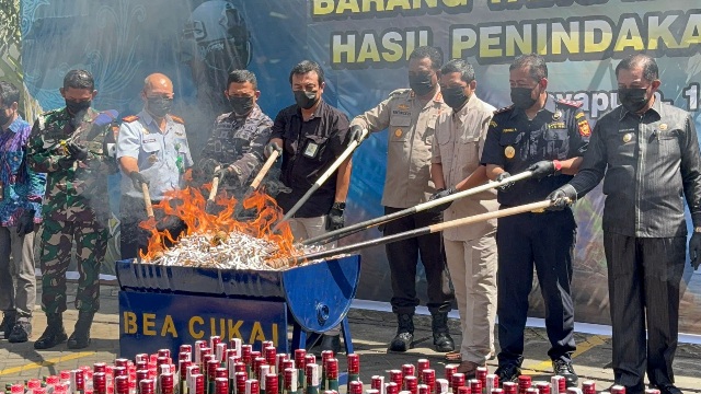 Rokok dan Miras Ilegal Senilai Rp 331 Juta Dimusnahkan
