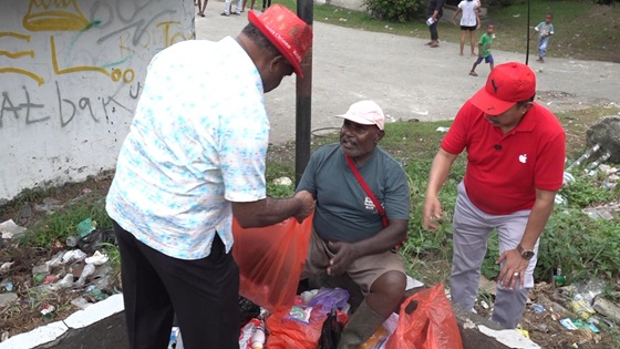 Pemkot Jayapura Bagikan Bingkisan Natal kepada Warga Jelang Natal 2025