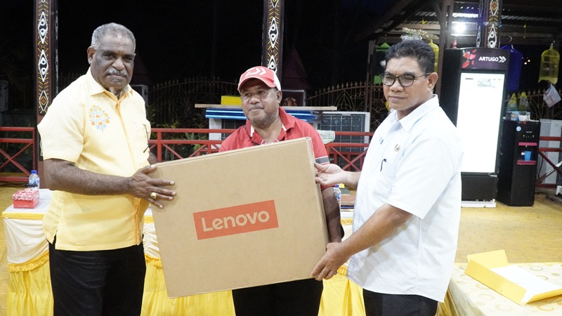 Gerak Cepat Pemkot Jayapura, Serahkan Komputer Baru Untuk Kelurahan Bhayangkara