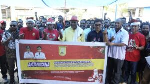 Walikota Jayapura Abisai Rollo didampingi Plt Sekda Kota Jayapura Mukhlis Karim dan para Kepala OPD berkunjung ke Panti Asuhan dan Asrama