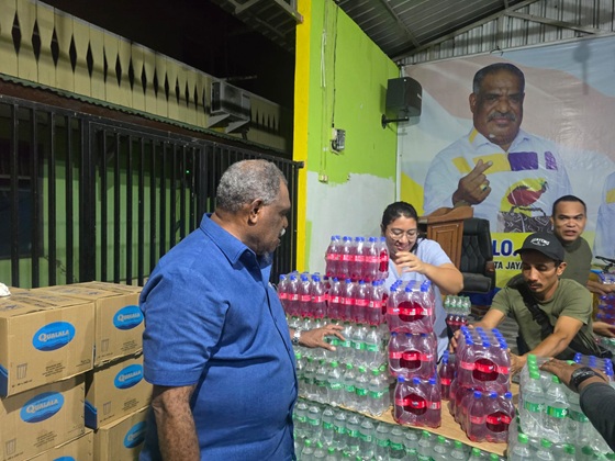 Walikota Jayapura Abisai Rollo memperhatikan pendropingan minuman ringan untuk dibagikan kepada masyarakat