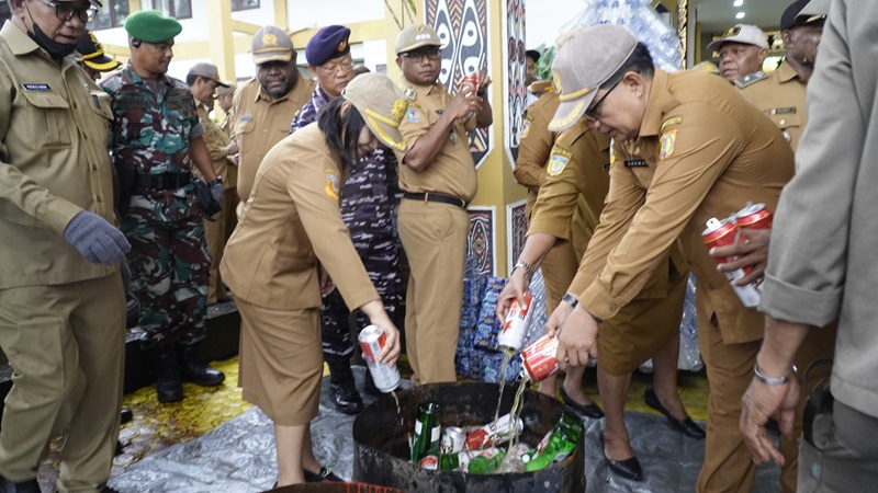 Ratusan Botol Miras Ilegal Hasil Operasi Gabungan Dimusnahkan