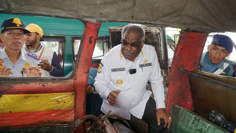 Walikota Jayapura Abisai Rollo tertegun melihat mobil angkutan umum yang disulap jadi pengangkut BBM Ilegal