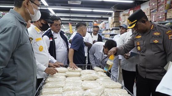 Tim TPID Kota Jayapura saat melakukan sidak di pasar dan swalayan di bulan Ramadan dan Jelang Idul Fitri