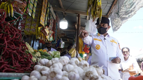 Wakil Walikota Jayapura Rustan Saru saat melakukan Sidak di Pasar tradisional dan Pasar modern