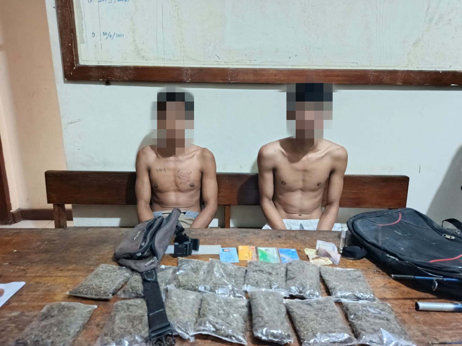 Polsek Arso Timur Amankan Dua Terduga Pelaku Pembawa 14 Paket Ganja di Keerom