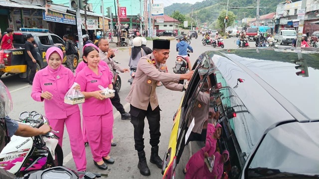 Polsek Heram Bersama Bhayangkari Bagikan 300 Paket Takjil kepada Masyarakat di Distrik Heram