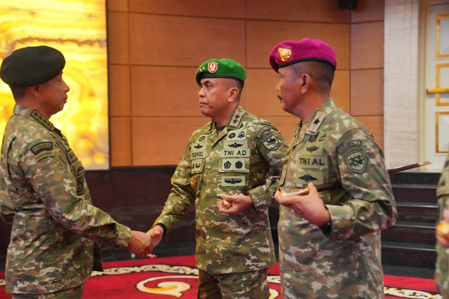 Tongkat Komando Beralih Mayjen TNI Febriel Buyung Sikumbang Resmi Jabat Pangdam XVII/Cenderawasih