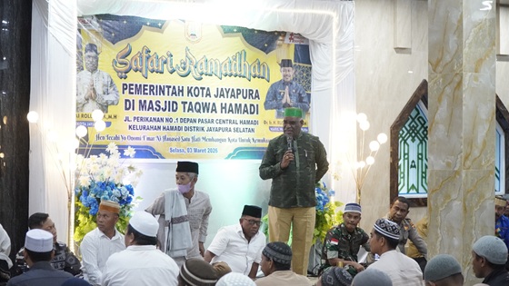 Safari Ramadhan, Wali Kota Abisai Rollo Serahkan Bantuan di Masjid Taqwa Hamadi