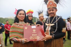 Wakil Walikota Jayapura H Rustan Saru saat memberikan piagam penghargaan kepada ASN