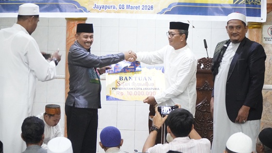 Wakil Wali Kota Jayapura Safari Ramadhan di Masjid Al Ikhlas Hamadi  Serahkan Bantuan Rp.10 Juta