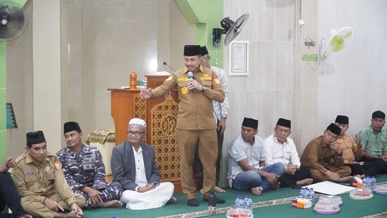 Safari Ramadan Pemkot Jayapura Berakhir di Masjid Al Ikhlas Dok IX  Wakil Walikota Rustan Saru Serahkan Bantuan Rp20 Juta