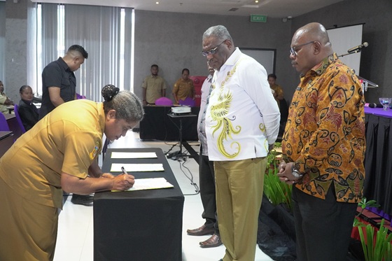 Walikota Jayapura Abisai Rollo didampingi Kepala Bappeda Robby Kepas Awi dan Wakil Ketua III DPRK Kota Jayapura menyaksikan Penandatanganan Hasil Musrenbang Otsus
