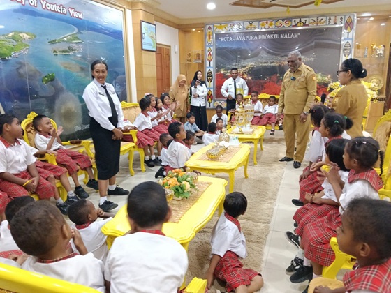 Keceriaan Siswa TK Waniambey di Ruang Kerja Wali Kota Jayapura  Belajar Kepemimpinan Sejak Dini